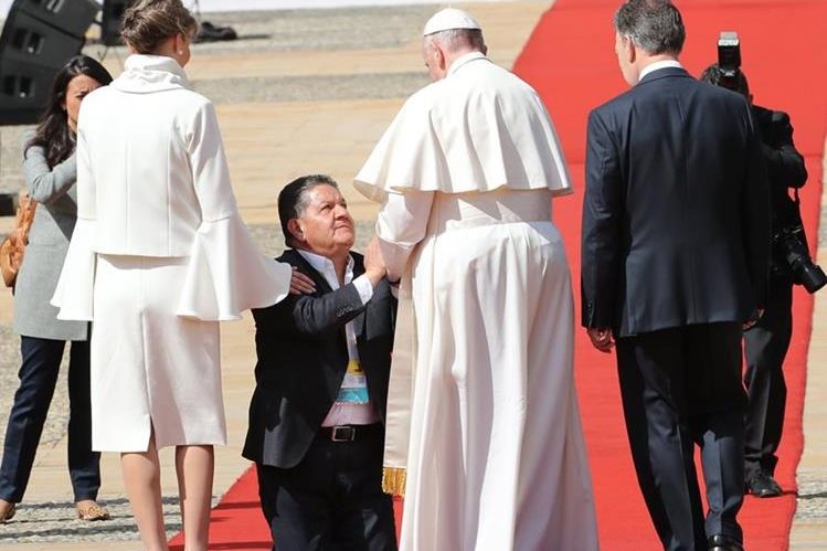 Papa Francisco rompió protocolos a su llegada a la casa de Gobierno en Colombia. (Foto Prensa Libre: EFE)