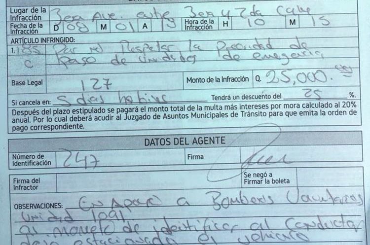 La PMT de Antigua Guatemala sancionó con Q25 mil al piloto de un microbús que obstaculizó el paso de una ambulancia de los Bomberos Voluntarios, (Foto Prensa Libre: Renato Melgar)