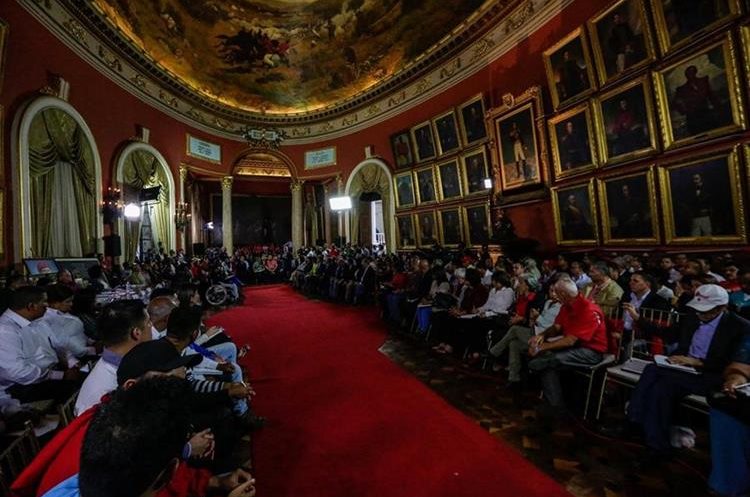 Simpatizantes de Maduro marchan en apoyo a la Asamblea Constituyente