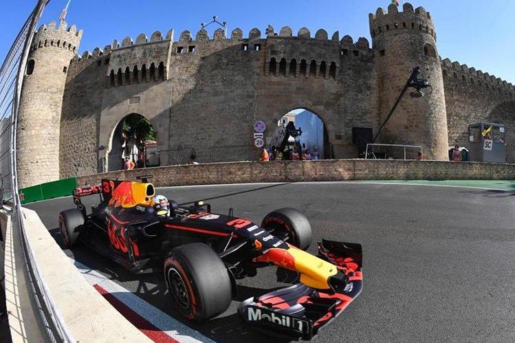 Hamilton logra la pole en el GP de Azerbaiyán Hamilton logra la pole en el GP de Azerbaiyán