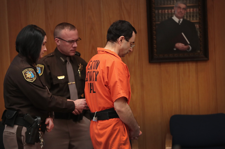 El exmédico Larry Nassar recibió tres condenados, por abuso sexual a las gimnastas y por pornografía. (Foto Prensa Libre: AFP)