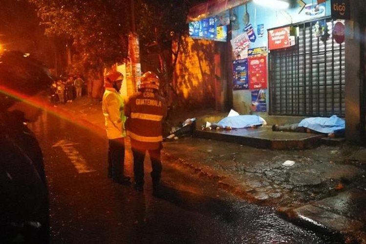 Las personas compraban en la tienda para fueron baleados por hombres armados. (Foto Prensa Libre: Estuardo Paredes)