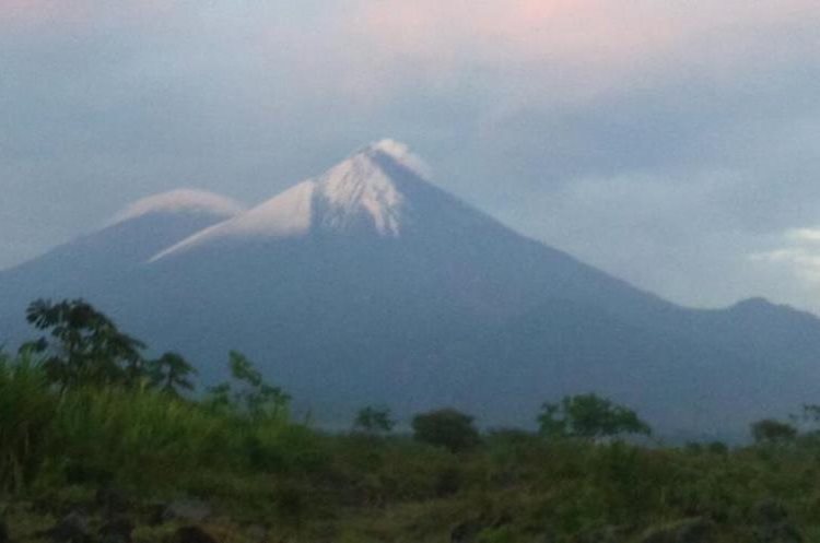 El Volcán de Fuego visto desde uno de los observatorios del Insivumeh. (Foto Prensa Libre: Gustavo Chigna)