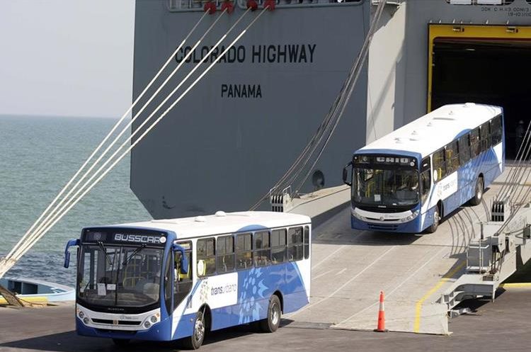 El compromiso de las empresas que operan el Transurbano era importar tres mil autobuses en el 2010, pero solo adquirieron 400. (Foto Prensa Libre: Hemeroteca) 