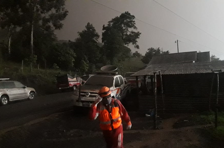 Parecía noche en horas del mediodía en los poblados cercados al Volcán de Fuego. (Foto Prensa Libre: Víctor Chamalé)