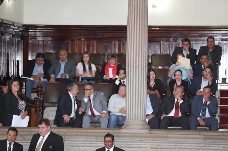 Asesores del ministro de Ambiente, Alfonso Alonzo, llegaron al Congreso a respaldar al funcionario. Diputados pidieron expulsarlos. (Foto Prensa Libre: E. Paredes) 