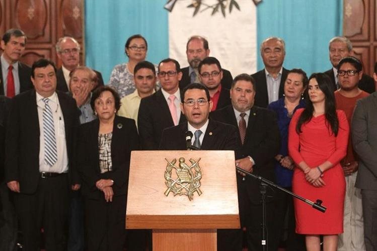Presidente Jimmy Morales, en compañía de representantes de organizaciones sociales, oficializa el aval a la reforma electoral. (Foto Prensa Libre: Álvaro Interiano)