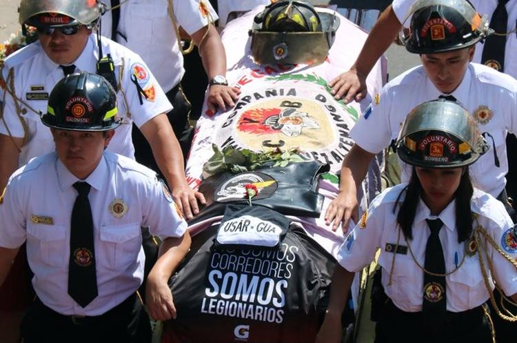 Compañeros de Ciro Camey trasladan el féretro del bombero, quien falleció en un incendio. (Foto Prensa Libre: Carlos Ventura)