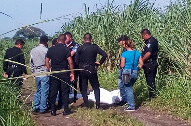 El cadáver de Morelia Magdalena Álvarez Yax fue localizado entre cañaverales, en Mazatenango, Suchitepéquez. (Cristian Soto)