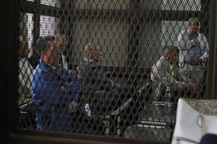 Los acusados aguardan la decisión de la Jueza de Mayor Riesgo A. (Foto Prensa Libre: Paulo Raquec) 