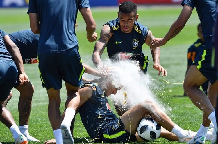 Philippe Coutinho es festejado por su cumpleaños con harina, huevos y batucada. (Foto Prensa Libre: AFP)