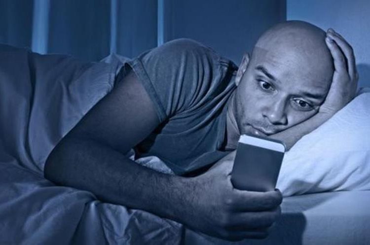 Varios estudios relacionan los problemas para dormir con el uso de redes sociales por la noche. (OCUSFOCUS)