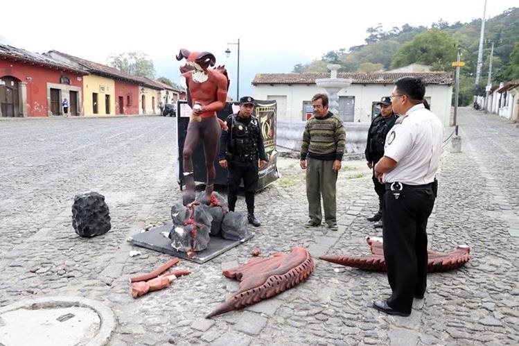 Figura del diablo que fue destruida por vÃ¡ndalos en el barrio La ConcepciÃ³n. (Foto Prensa Libre: Renato Melgar). 
