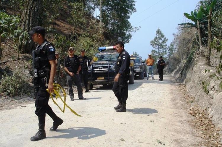 Agentes de la PNC resguardan la escena del crimen mientras peritos del MP recaban evidencias. (Foto Prensa Libre: Mario Morales)
