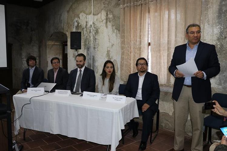 Autoridades locales y de Gobierno participaron en la presentaciÃ³n del proyecto. (Foto Prensa Libre: Julio SicÃ¡n)
