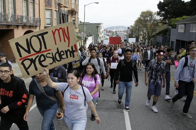Un grupo de estudiantes se manifiesta contra el triunfo de Donald Trump en California, EE. UU. (Foto Prensa Libre: AP).