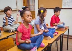 Los niños también pueden relajarse al aprender ejercicios de respiración, lo cual también les ayuda a su desempeño diario.