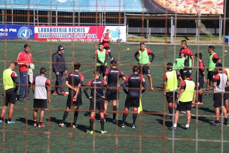 Los jugadores de Xelajú MC volvieron al trabajo después de caer contra Cobán Imperial el sábado anterior. (Foto Prensa Libre: Raúl Juárez)