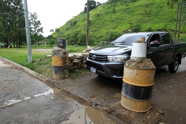 Vecinos de El Cafetal, Boca del Monte, colocaron bolardos en sus vías para restringir el transporte pesado. (Foto Prensa Libre: Carlos Hernández)