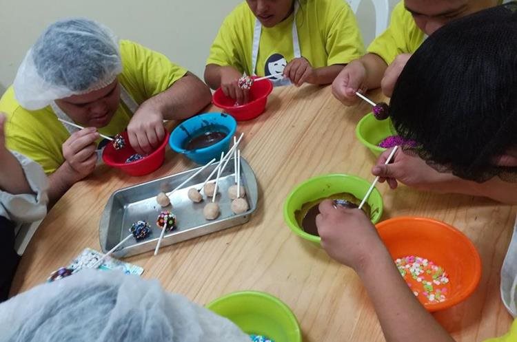 Un grupo de estudiantes durante un taller de capacitación. (Foto Prensa Libre: Cortesía). 