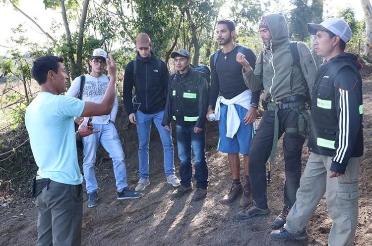 Un guía da instrucciones a turistas extranjeros y a sus compañeros, antes de empezar el ascenso al Volcán de Acatenango. (Foto Prensa Libre: Víctor Chamalé)