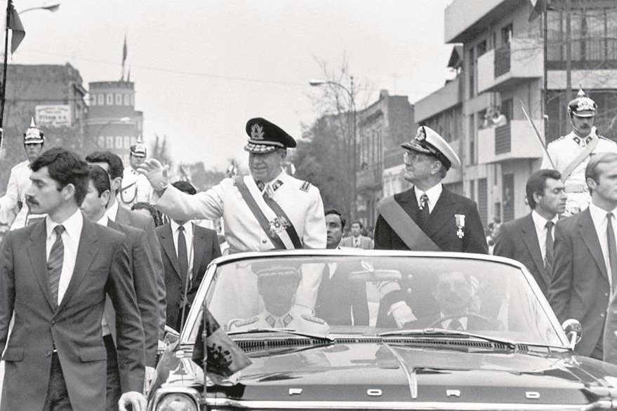 Al centro el dictador Augusto Pinochet que gobernó Chile durante 17 años. (Foto: AFP)