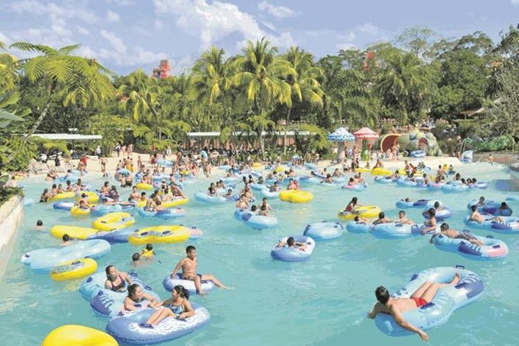 El parque acuático Xetulul, en Retalhuleu, es uno de los sitios turísticos más visitados por los capitalinos durante los asuetos. (Foto Prensa Libre: Hemeroteca PL).