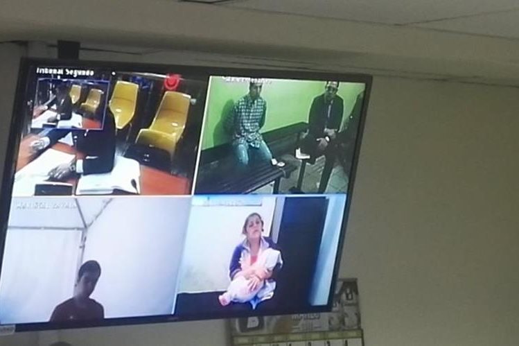 Los pandilleros vieron la audiencia a través de videoconferencia. Foto Prensa Libre: Jerson Ramos.