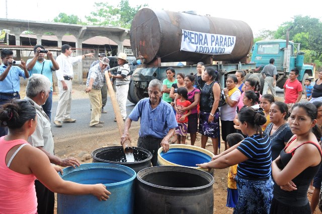 Servicios privados o municipales llevan agua a comunidades donde no tienen acceso. (Foto Prensa Libre: Hemeroteca PL)