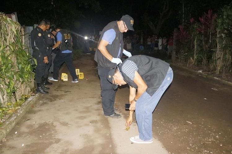 Peritos del MP recolectan evidencia en el lugar donde Abel Catarino Chum Chochom fue atacado a balazos, en el sector Guadalupe, San Luis, San Sebastián, Retalhuleu. (Foto Prensa Libre: Rolando Miranda)