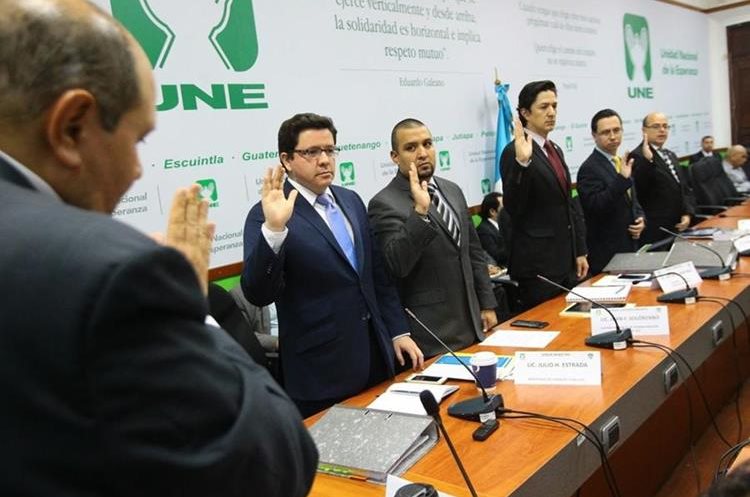 Integrantes del gabinete económico fueron juramentados previo a la citación con la bancada UNE. (Foto Prensa Libre: Urías Gamarro)