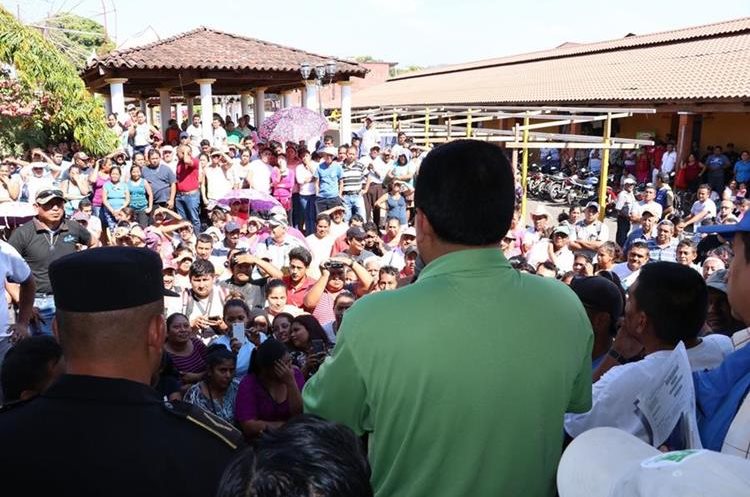 La población le pidió una gestión transparente y obras para el municipio. (Foto Prensa Libre: Enrique Paredes)