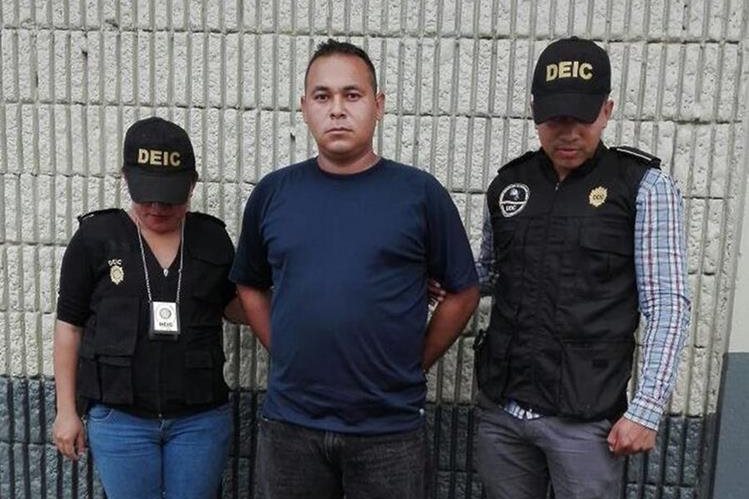 Luis Martínez Morataya fue capturado sindicado de supuestamente haber violado a una alumna de una escuela en Cuilapa. (Foto Prensa Libre: PNC)