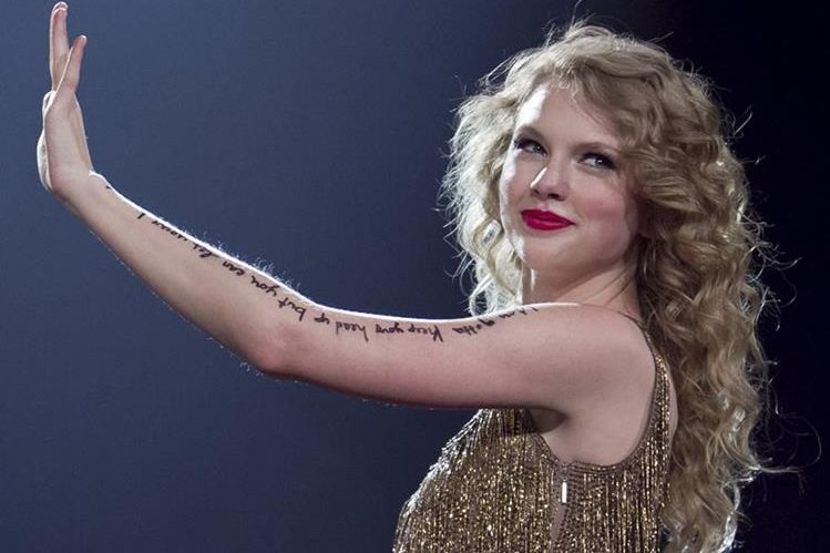Singer Taylor Swift interpreta la canción