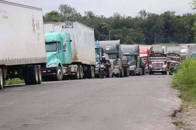Largas filas de transporte pesado se observan en la Ruta CA-2 por daños en puente Cameya, Suchitepéquez en el Kilómetro 166. (Foto Prensa Libre: Cristian Soto)
