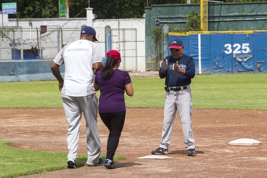 Entrenador de   la Fedebeis usa las almohadillas para guiar a los jugadores el camino a la segunda base. (Foto Prensa Libre: Norvin Mendoza)