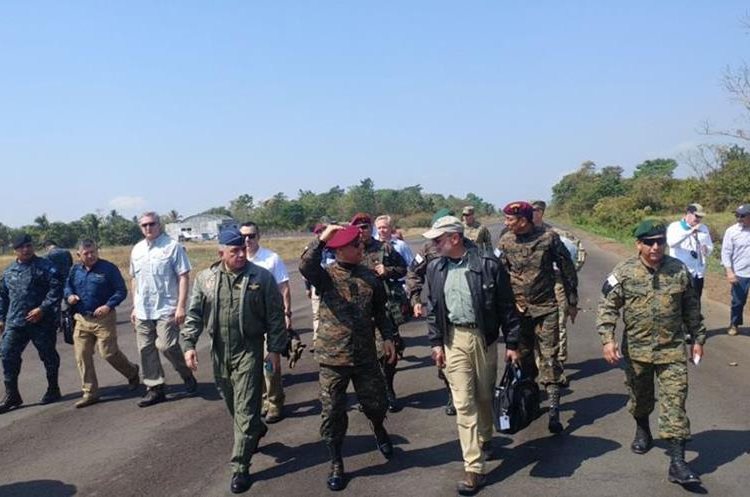 Sergio de la Peña, secretario adjunto de la Defensa de EE.UU. es acompañado por autoridades de Guatemala. (Foto Prensa Libre: Twitter @Min_Def_GT)