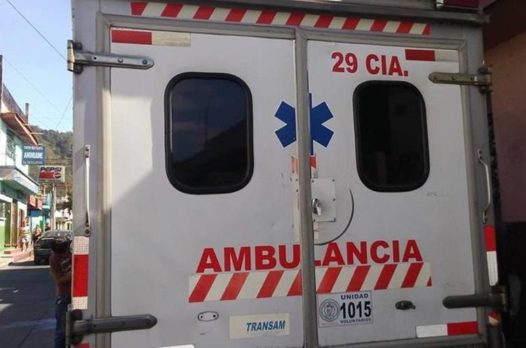 Por la falta de una ambulancia de doble tracción, los bomberos ya no atenderán servicios en las comunidades. (Foto Prensa Libre: Cortesía CVB)