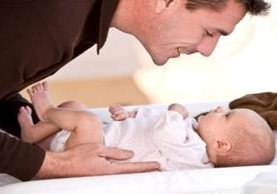 Al momento de cargar a un bebé hay que procurar hacerlo con cuidado para evitar lastimar sus extremidades superiores.