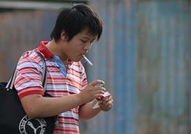 Uno de cada tres hombres chinos menores de 20 años corre el riesgo de morir si no deja de fumar. (Foto: Internet).
