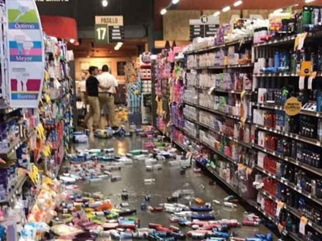Gran cantidad de productos en los supermercados cayeron al suelo debido al sismo. (Foto: El Salvador.com)