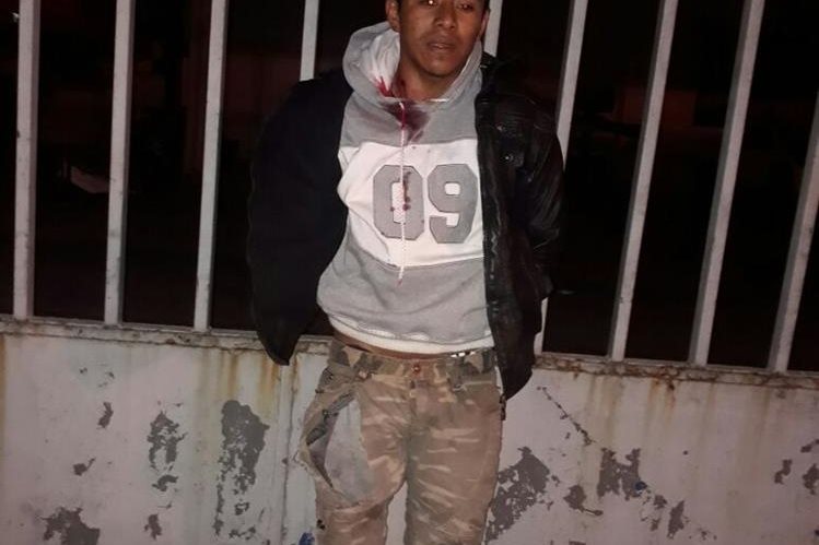 Francisco Gregorio Locón Tepeu, de 23 años, fue aprehendido cuando intentaba atacar a balazos a un piloto de autobús en la calzada San Juan. (Foto Prensa Libre: PNC)