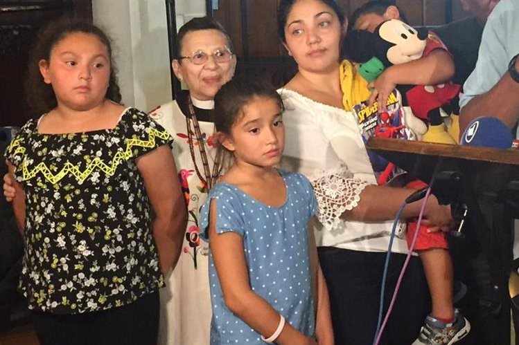 Amanda Morales y sus tres hijos permanecerán refugiados en una iglesia santuario en Washington Heights en Manhattan. (Foto Prensa Libre: Mundo Hispánico)