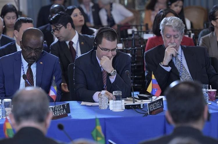 El canciller venezolano Jorge Arreaza (c), lee unos documentos durante la Asamblea General de la OEA. (EFE).
