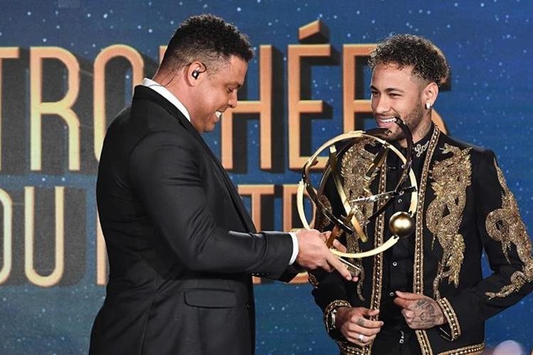 Neymar fue premiado como el Mejor Jugador de la Liga francesa. (Foto Prensa Libre: AFP)