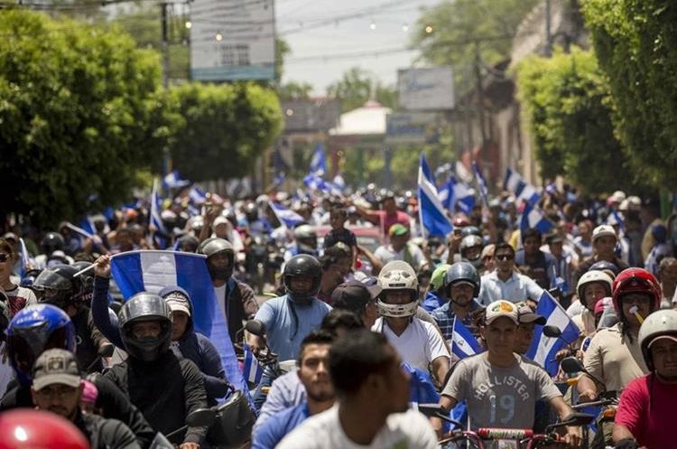 Masiva participación de personas a bordo de autos, motos, camionetas y furgonetas marcharon desde Managua hacia el departamento de Masaya. (EFE).