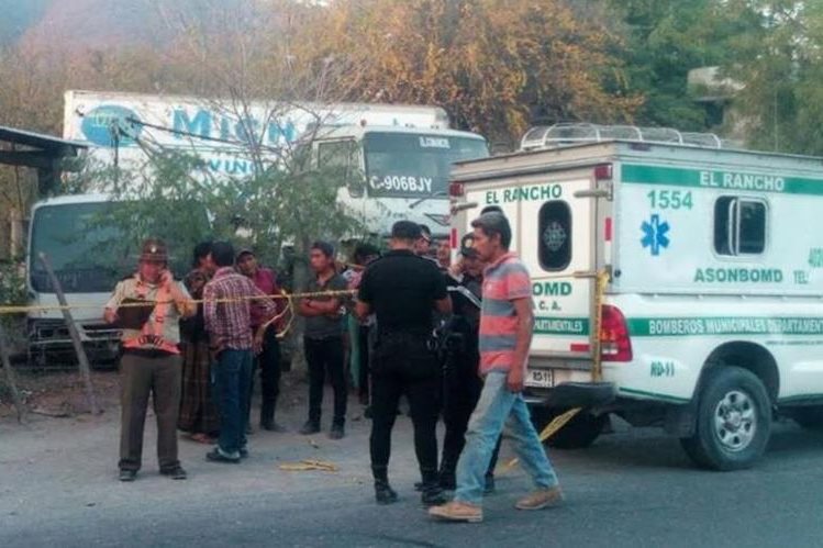 Socorristas resguardan el cuerpo de Marlon Cucul, de 13 años, quien murió luego de haber sido arrollado, en San Agustín Acasaguastlán. (Foto Prensa Libre: Héctor Contreras)
