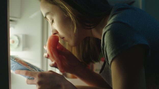 Justine, interpretada por la actriz Garance Marillier, pasa de vegetariana a caníbal durante el filme. (UNIVERSAL)
