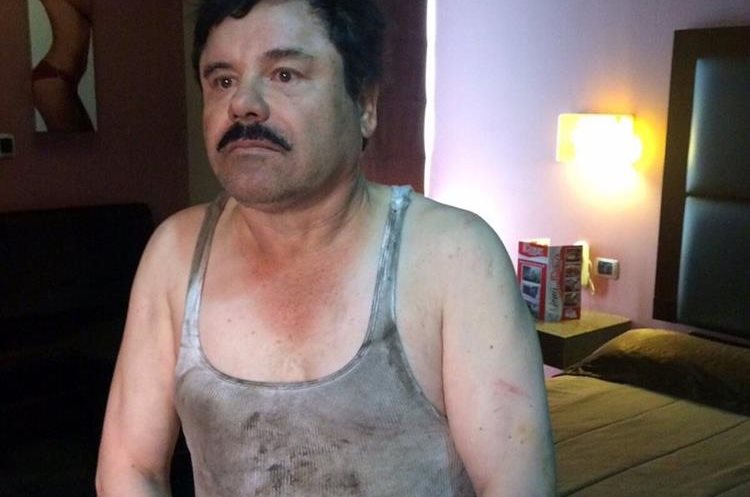 Una de las imágenes que circuló en la última captura de El Chapo, con grilletes, sentado en la cama de una habitación de un hotel de la localidad. (Foto Prensa Libre: AFP)