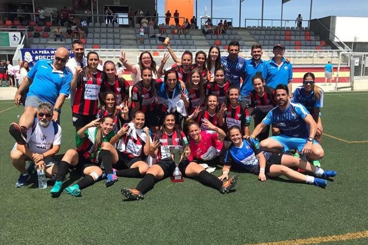 El equipo festeja luego de coronarse tricampeonas de la Copa Andalucía. (Foto Prensa Libre: Twitter)